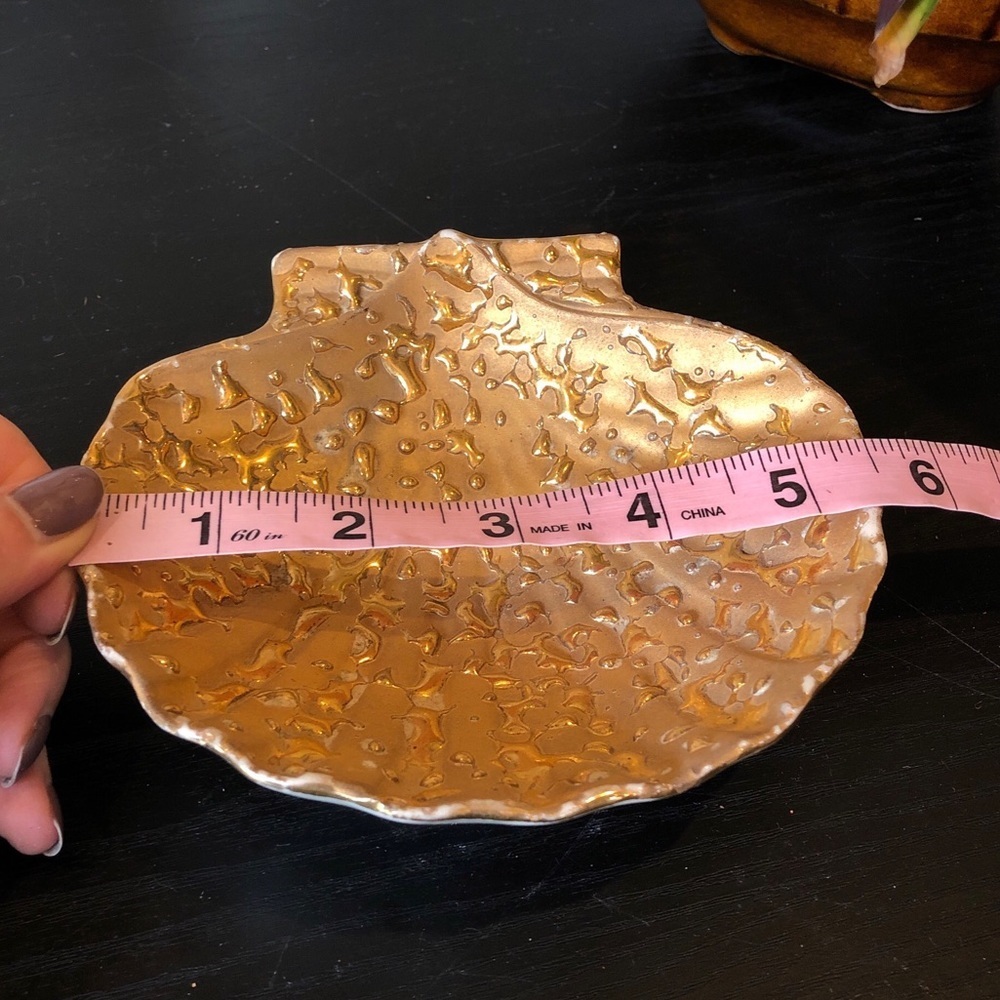 Weeping Bright Gold Vintage 22K Gold Hand Decorated Seashell Trinket Dish - Picture 8 of 9